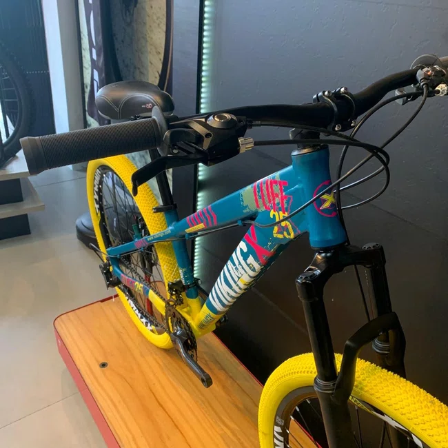 Bicicleta Vikingx Aro26 Tuff 25 Shimano 21v Verde, Amarelo e Rosa