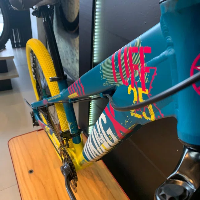 Bicicleta Vikingx Aro26 Tuff 25 Shimano 21v Verde, Amarelo e Rosa
