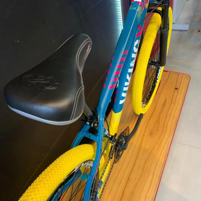 Bicicleta Vikingx Aro26 Tuff 25 Shimano 21v Verde, Amarelo e Rosa