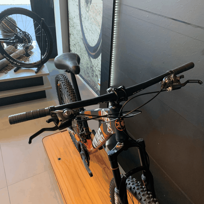 Bicicleta Vikingx Tuff 25 Aro 26 Shimano 21v Azul e Branca e Laranja