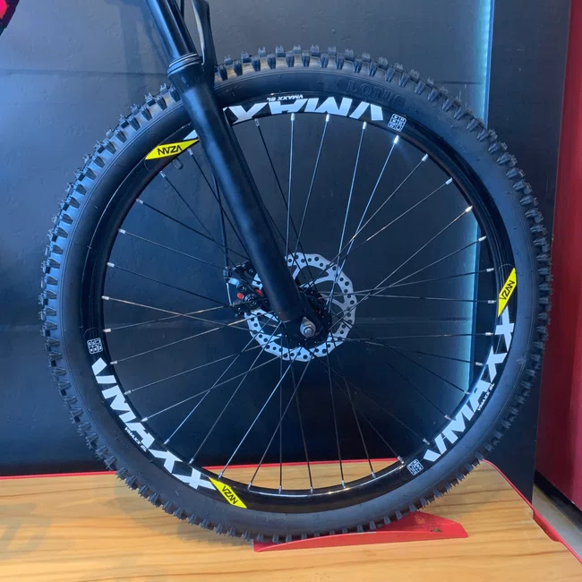 Bicicleta Vikingx Tuff-25 Aro 26 Shimano 21v Preta e Rosa e Azul e Branca