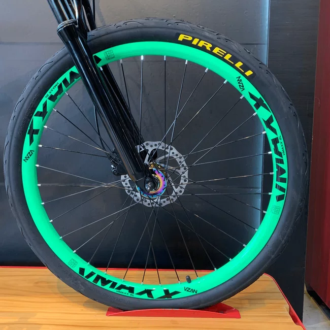 Bicicleta Vikingx Tuff-30 Aro 26 Preta e Verde com Guidão Camaleão