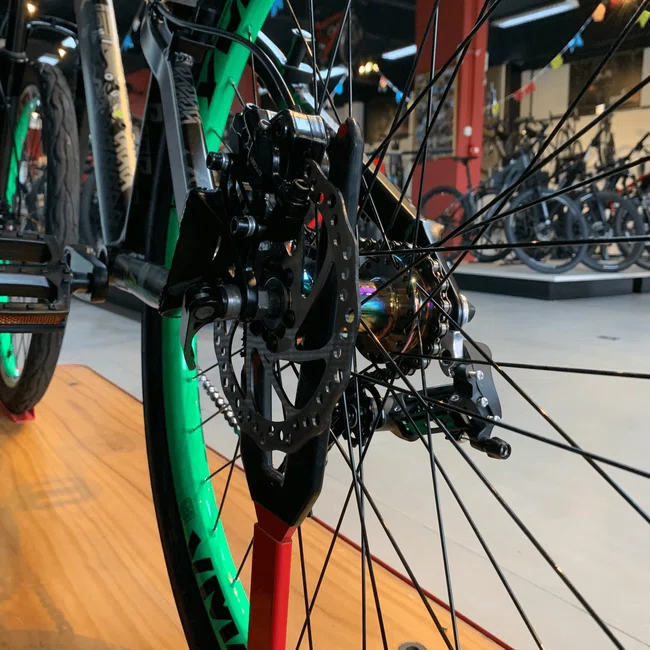 Bicicleta Vikingx Tuff-30 Aro 26 Preta e Verde com Guidão Camaleão