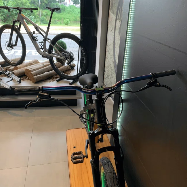 Bicicleta Vikingx Tuff-30 Aro 26 Preta e Verde com Guidão Camaleão