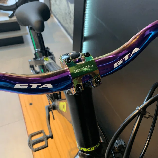 Bicicleta Vikingx Tuff-30 Aro 26 Preta e Verde com Guidão Camaleão