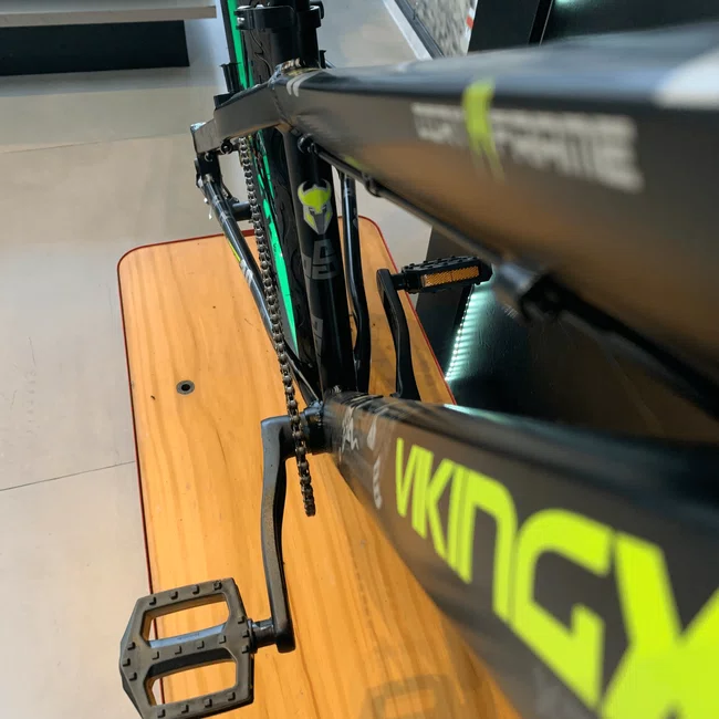 Bicicleta Vikingx Tuff-30 Aro 26 Preta e Verde com Guidão Camaleão