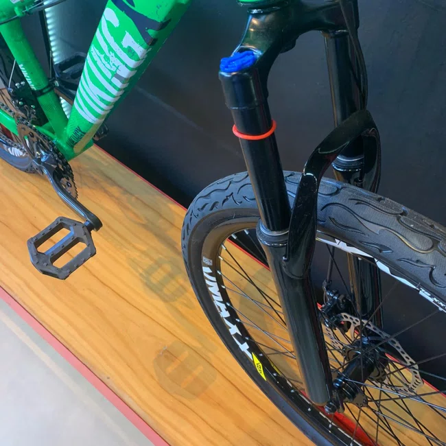 Bicicleta Vikingx Tuff 30 Aro 26 Shimano 21v Verde e Branca e Azul