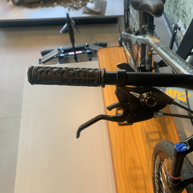 Bicicleta Vikingx Tuff 30 Aro 26 Tourney 21v Cinza e Amarelo