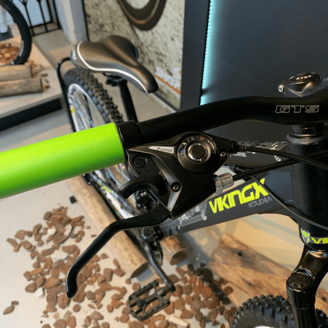Bicicleta VikingX Tuff 30 Aro 26 Tourney Preto e Verde e Branco