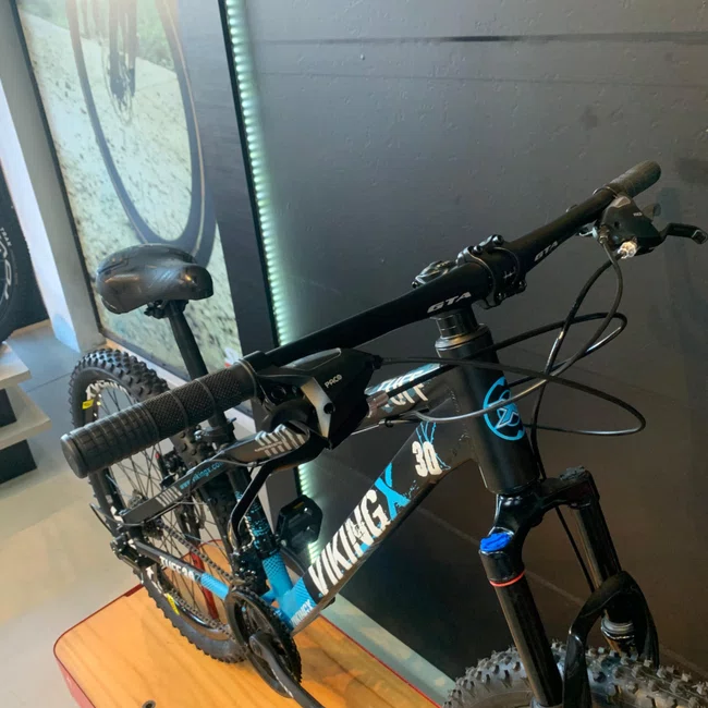 Bicicleta Vikingx Tuff 30 Shimano 21v Preto e Azul