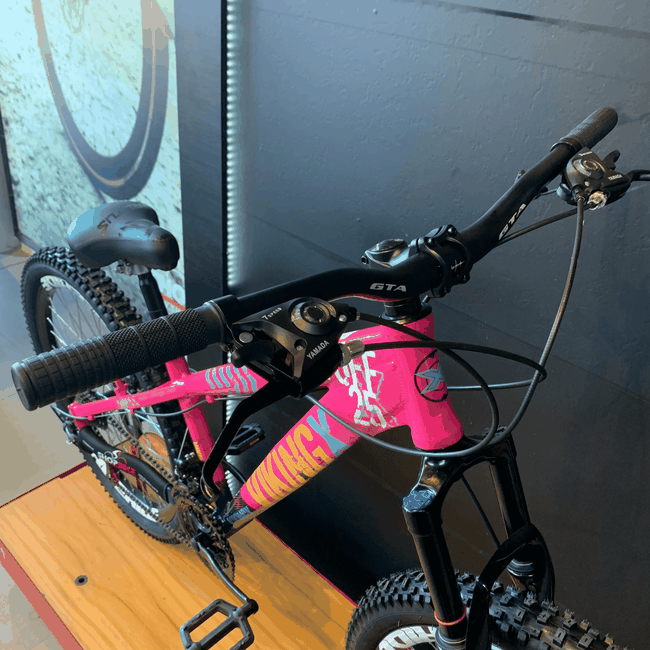 Bicicleta Vikingx Tuff25 21V Aro 26 Rosa e Amarelo e Branca e Azul
