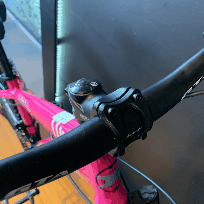 Bicicleta Vikingx Tuff25 21V Aro 26 Rosa e Amarelo e Branca e Azul