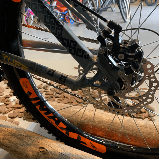 Bicicleta VikingX Tuff 30 Aro 26 Tourney 21v Cinza e Amarelo e Laranja