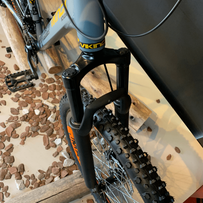 Bicicleta VikingX Tuff 30 Aro 26 Tourney 21v Cinza e Amarelo e Laranja