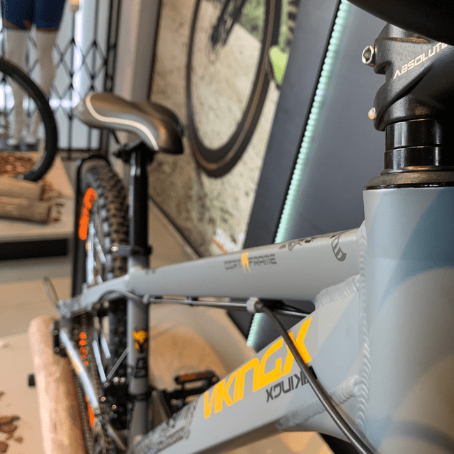 Bicicleta VikingX Tuff 30 Aro 26 Tourney 21v Cinza e Amarelo e Laranja