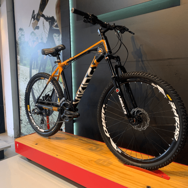 Bicicleta Vikingx Warrior X39 Aro 26 Altus 24v Preto e Laranja