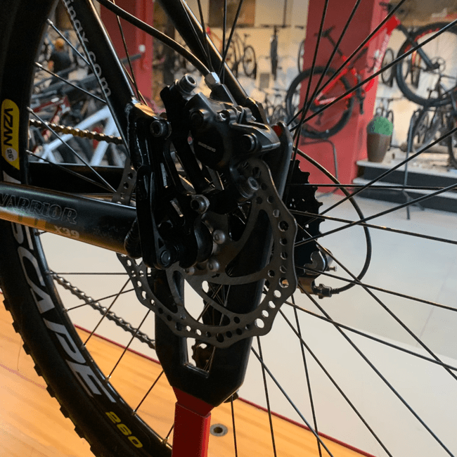 Bicicleta Vikingx Warrior X39 Aro 26 Altus 24v Preto e Laranja