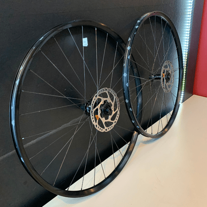 Rodas Shimano Rolamentada Boost Aro Specialized Micro Spine Preto - Seminova