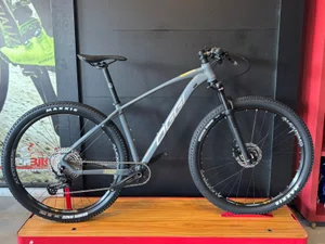 Bicicleta Oggi Big Wheel 7.2 Aro 29 Deore 12v 2026 Grafite/Amarelo/Cinza