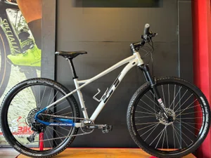 Bicicleta a29 seminova gt avalanche expert sram sx 12v t-17 prata/azul/preto