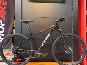 Bicicleta Oggi Big Wheel 7.1 Aro 29 Cues 10v 2026 Preto, Laranja e Cinza