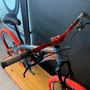 Bicicleta Vikingx Tuff X-35 Shimano 21V com Roda Laranja e Guidão Vermelho Aro 26 Azul Petróleo e Laranja