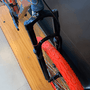 Bicicleta Vikingx Tuff X-35 Shimano 21V com Roda Laranja e Guidão Vermelho Aro 26 Azul Petróleo e Laranja