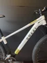Bicicleta a29 colli hills g2 shimano acera 16v branco/dourado/preto