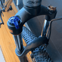 Bicicleta Oggi Hacker HDS Aro 29 Essa 8V Grafite e Rosa e Preto