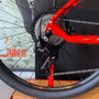 Bicicleta Oggi Hacker HDS Aro 29 Essa 8V Vermelha e Branca e Azul