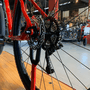 Bicicleta Oggi Hacker HDS Aro 29 Essa 8V Vermelha e Branca e Azul