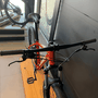 Bicicleta Oggi Hacker HDS Aro 29 Essa 8V Vermelha e Branca e Azul
