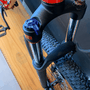 Bicicleta Oggi Hacker HDS Aro 29 Essa 8V Vermelha e Branca e Azul