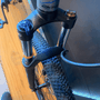 Bicicleta Oggi Hacker HDS Aro 29 Tourney 24V Grafite e Preto e Azul