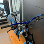 Bicicleta Vikingx Tuff 30 Shimano 30 com Roda Azul e Guidão Azul Aro 26 Preta e Azul e Branca