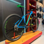 Bicicleta Groove Hype 70 Altus 27v Aro 29 2023 Azul e Verde e Preto