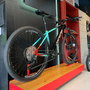 Bicicleta Oggi Agile Sport Carbon Aro 29 Deore 12v 2023 Preto e Azul e Vermelho