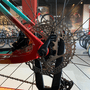 Bicicleta Oggi Agile Sport Carbon Aro 29 Deore 12v 2023 Preto e Azul e Vermelho
