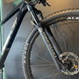 Bicicleta Oggi Agile Sport Carbon Aro 29 Deore 12v 2023 Preto e Azul e Vermelho