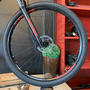 Bicicleta Oggi Big Wheel 7.0 Deore 18v Grafite e Vermelho e Preto