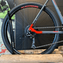 Bicicleta Oggi Big Wheel 7.0 Deore 18v Grafite e Vermelho e Preto