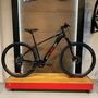 Bicicleta Oggi Big Wheel 8.0 Acera 8v Preta e Vermelho e Amarelo