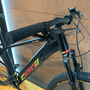 Bicicleta Oggi Big Wheel 8.0 Acera 8v Preta e Vermelho e Amarelo