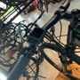 Bicicleta Oggi Big Wheel 8.0 Acera 8v Preta e Vermelho e Amarelo