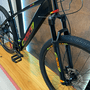 Bicicleta Oggi Big Wheel 8.0 Acera 8v Preta e Vermelho e Amarelo