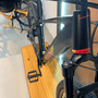 Bicicleta Oggi Big Wheel 8.0 Acera 8v Preta e Vermelho e Amarelo