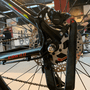 Bicicleta Oggi Big Wheel 8.0 Acera 8v Preta e Vermelho e Amarelo