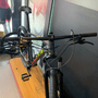 Bicicleta Oggi Big Wheel 7.0 Aro 29 Tourney 24v 2023 Grafite e Vermelho e Amarelo