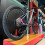 Bicicleta Oggi Big Wheel 7.2 Aro 29 Deore 12v 2024 Grafite e Rosa e Cinza