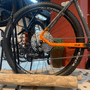 Bicicleta Oggi Bigwheel 7.3 Aro 29 Deore 12V Grafite e Laranja e Cinza